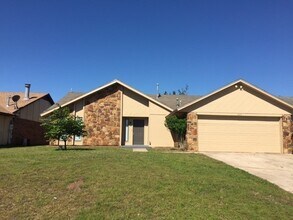 Building Photo - Spacious Home in Yukon- 3 bed, 2 ba, plus office space with built-in's