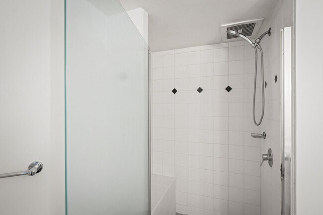 Building Photo - 801 S King St