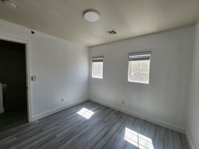 Building Photo - Sleek 2 story home with tile in most living areas and upgraded kitchen.