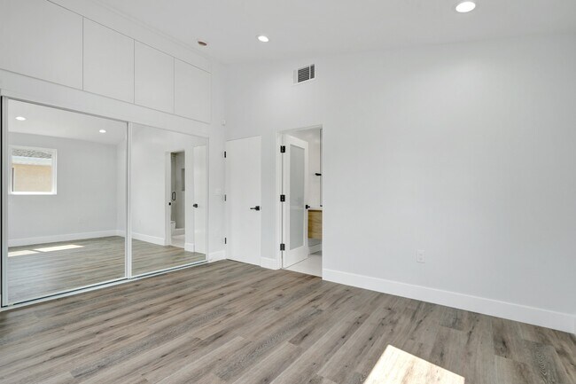 Building Photo - Spacious 3BR NoHo Home w/ Luxury European Finishes