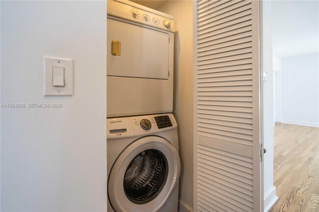 Building Photo - 2425 Flamingo Pl