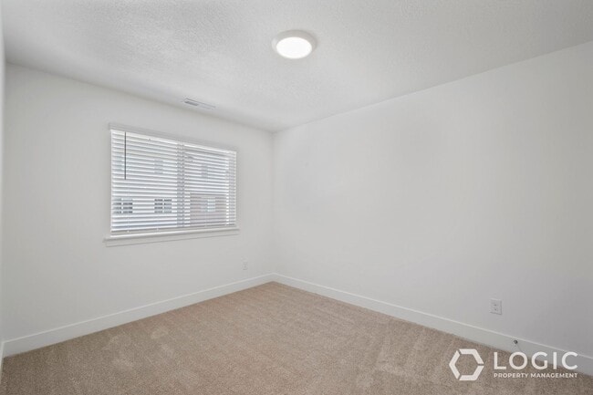 Building Photo - Beautiful Townhome in Wonderful Location!