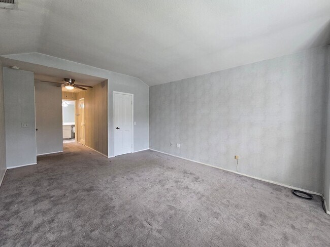 Building Photo - Updated Single level condo in Villa Victoria Available for rent