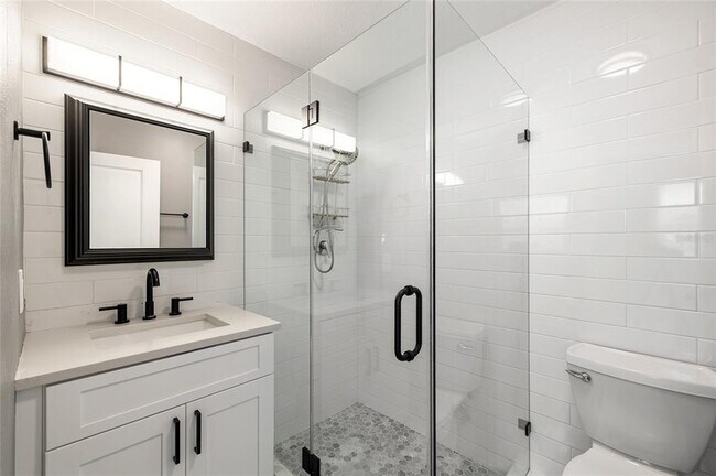 Building Photo - 231 E Madeira Ave