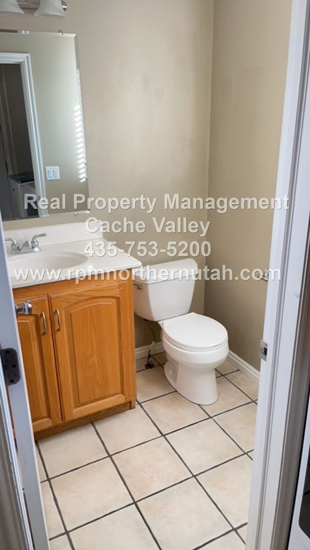 Building Photo - Beautiful 6 bedroom home available for immediate move in!