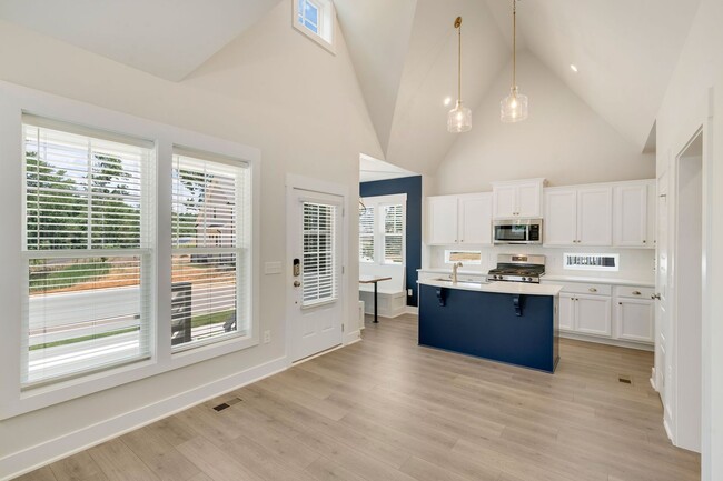 Building Photo - Beautiful 2 Bedroom/2 Bath in Chatham Park...