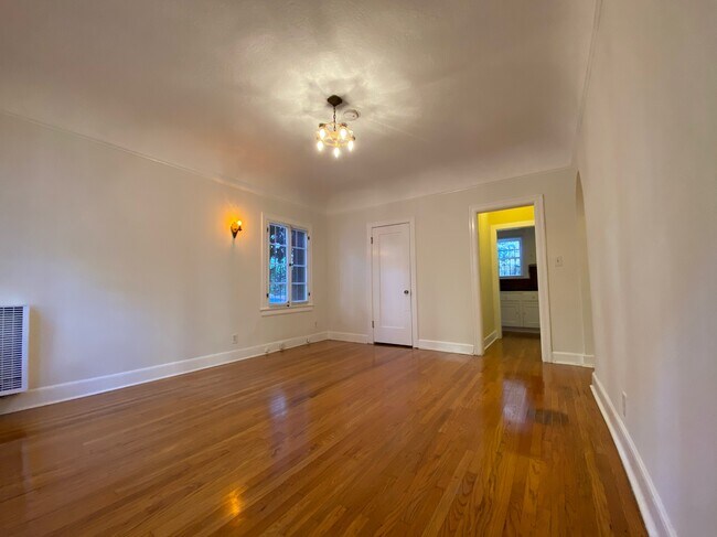 Building Photo - 1622 N Serrano Ave
