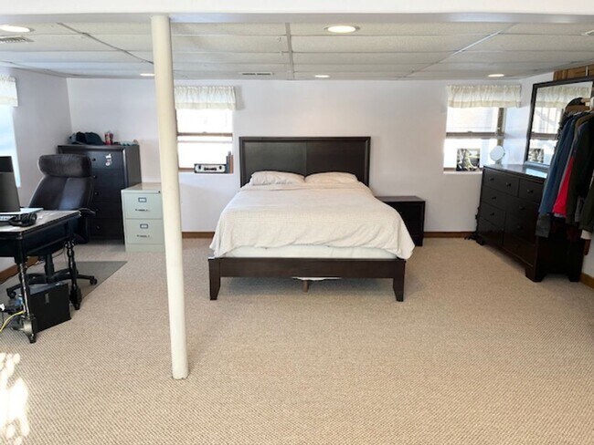 Building Photo - 3 Bedroom Home in South Burlington VT Available 5/1 or anytime in April!