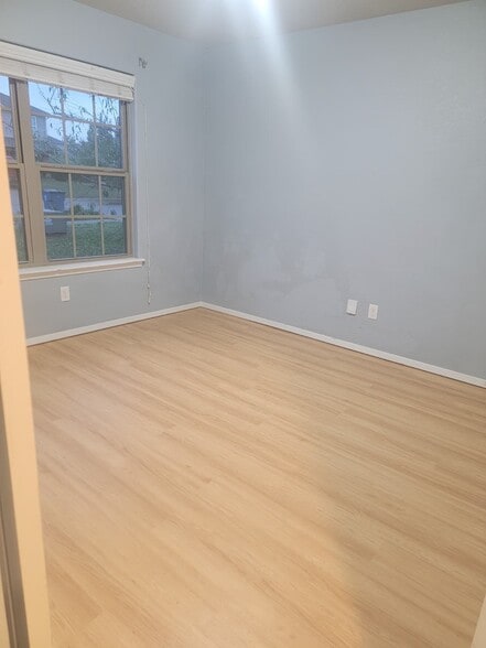 Building Photo - 904 SW Green World St