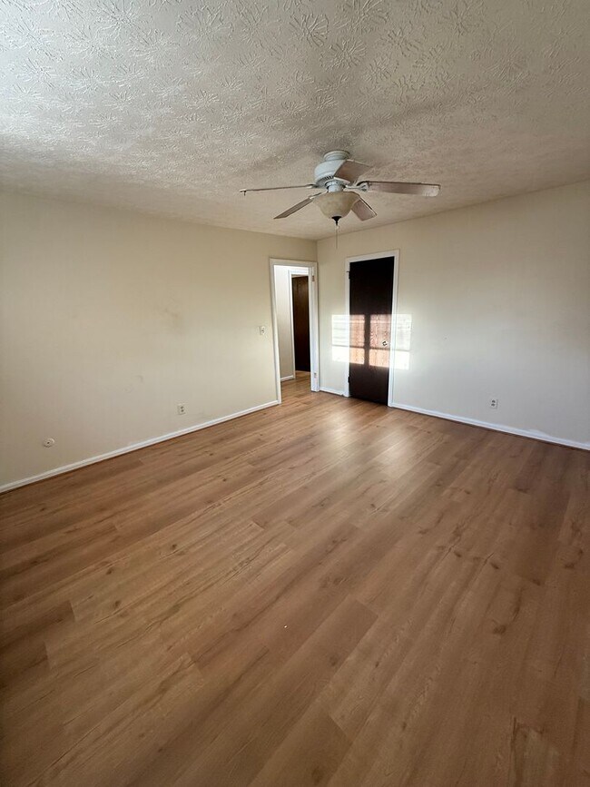 Building Photo - Remodeled, Canfield  2 Bedroom Apartment f...