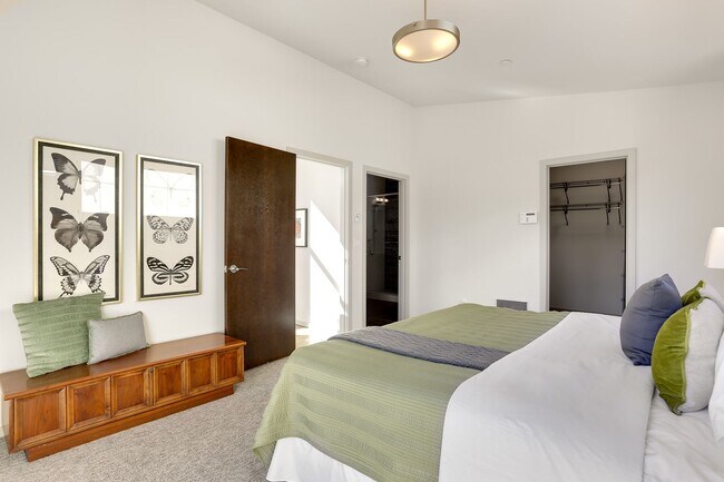 Building Photo - Lovely Ravenna 3bdrm/2.5 bath detached townhome  with 2 parking spaces.  - Available 8/1