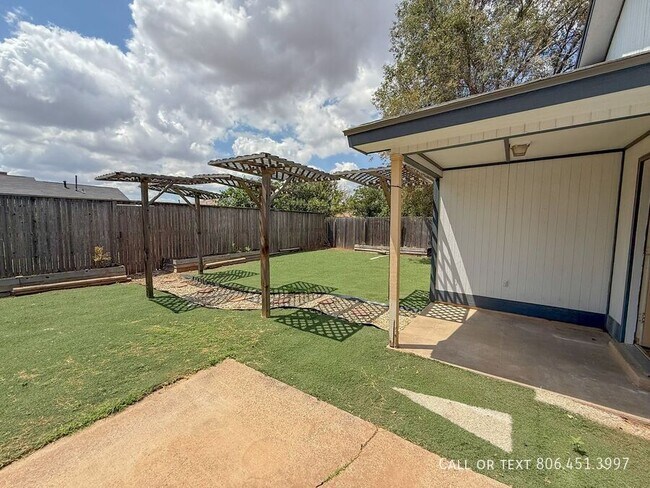 Building Photo - 6107 8th Dr