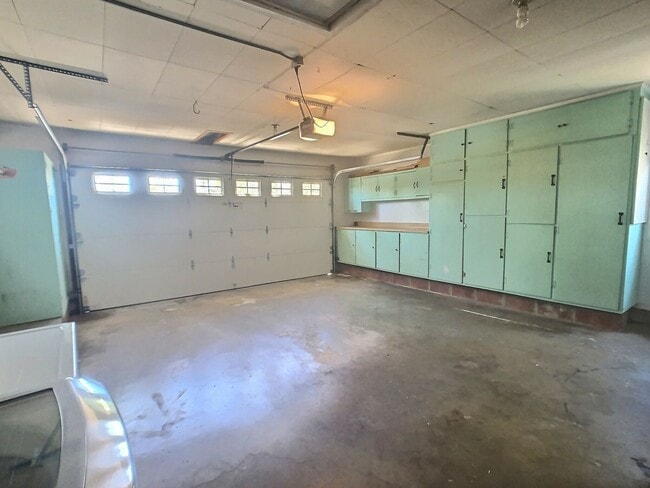 Building Photo - Spacious 4 Bed/ 2 Bath House in the Quiet ...