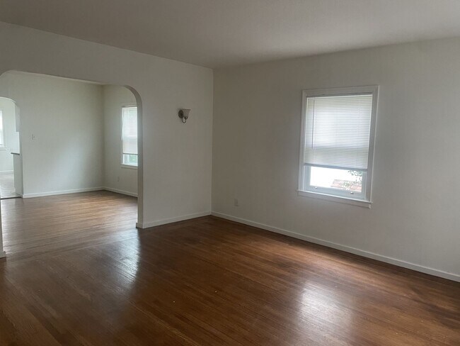 Building Photo - Charming Vintage 2 Bedroom 1 Bathroom Home