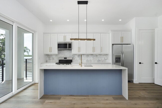 Building Photo - 5/3 Luxury Custom Home plus Boat dock, Pool and Stunning Views!!