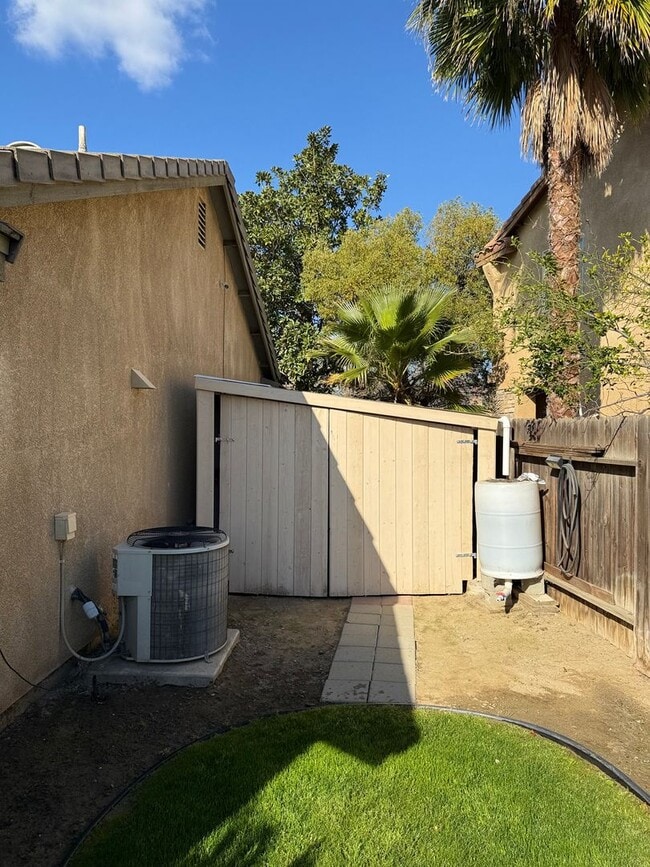 Building Photo - Spacious 4 bed 2 Bath in Desirable NW Bakersfield