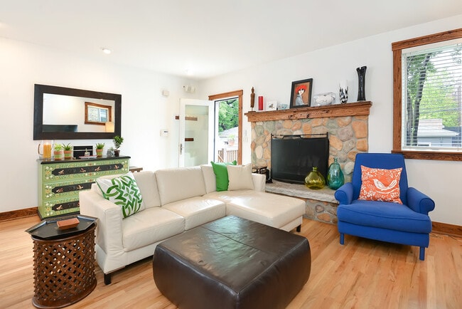 Building Photo - 2317 N Greenview Ave