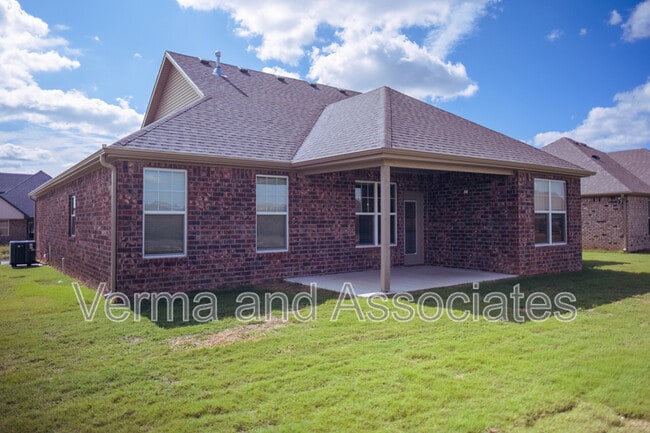 Building Photo - 940 E Skyline Lp