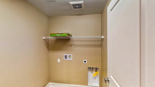 Building Photo - HOLIDAY SPECIAL! SIGN YOUR LEASE BY 12.31.25 AND RECEIVE THE FIRST 2 WEEKS RENT FREE!!  Beautiful...