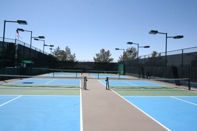 Building Photo - 2 bed w/den, 2 bath, 2 car single story house