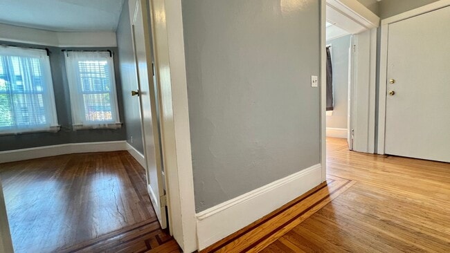 Building Photo - Charming Duplex Lower Unit – 2bd 1ba Nestl...