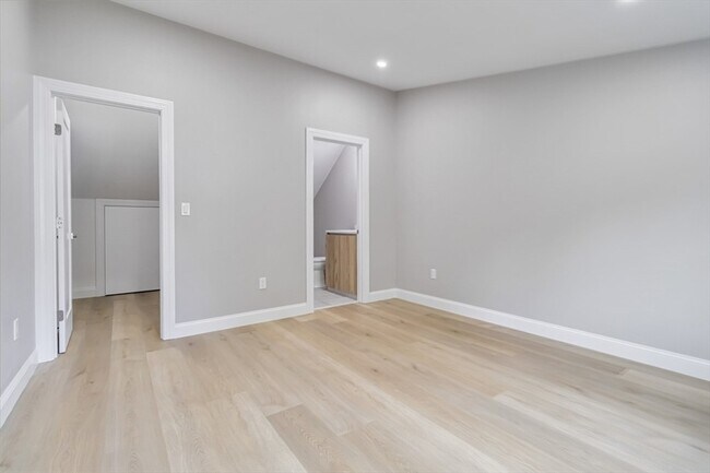 Building Photo - 192 Main St