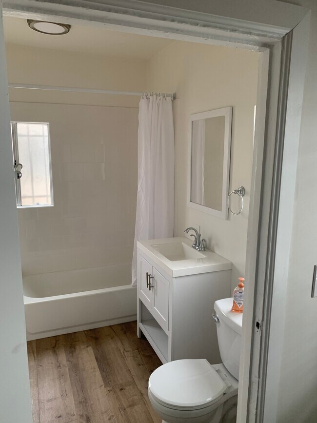 Building Photo - 137 E 31st St