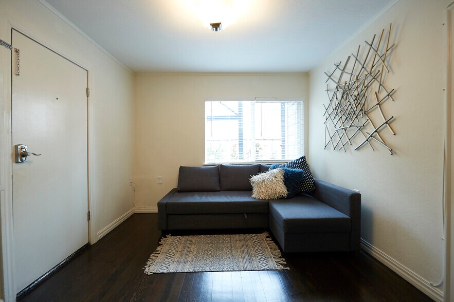 Building Photo - 1724 Lincoln Ave