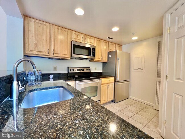 Building Photo - 927 Hillside Lake Terrace