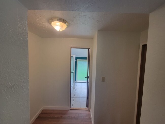 Building Photo - 3 bed, 1 bath home by Sacheen Lake