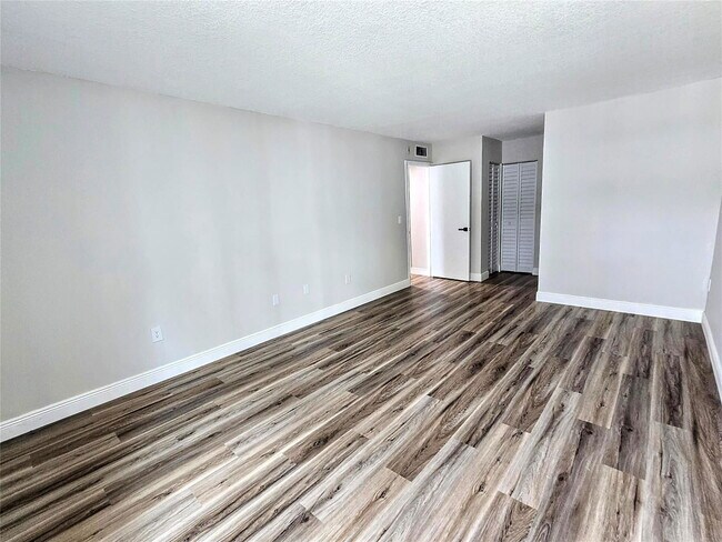 Building Photo - 1101 River Reach Dr