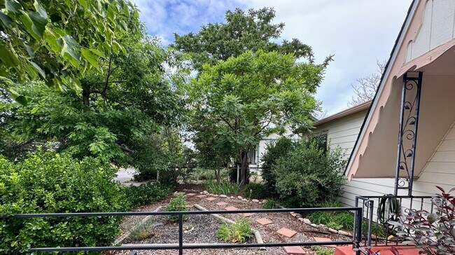 Building Photo - Beautiful 2 Bedroom Ranch Home Furnished o...