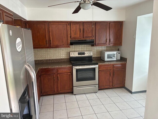 Building Photo - 8265 Londonderry Ct