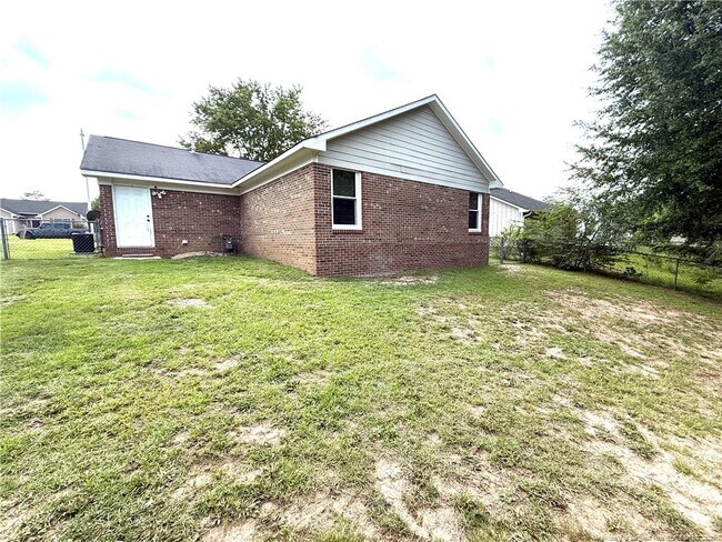Building Photo - 1615 Winnabow Dr