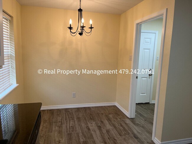 Building Photo - MOVE IN READY! Beautiful 3B/2B Newly Remod...