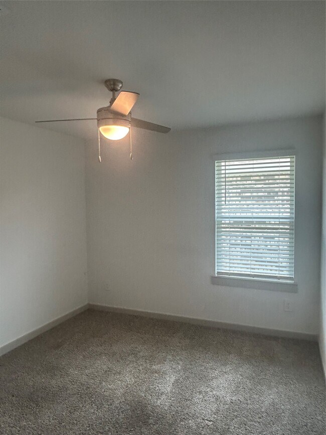 Building Photo - 215 Dusty Bridle Ln