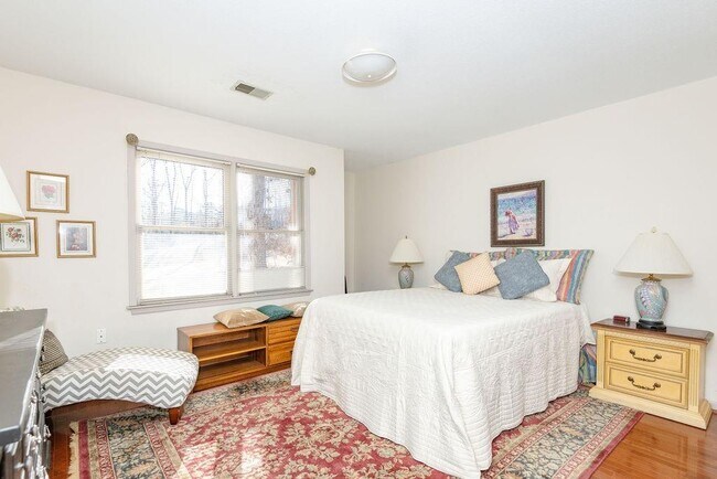 Building Photo - 10315 Crescent Ridge Dr