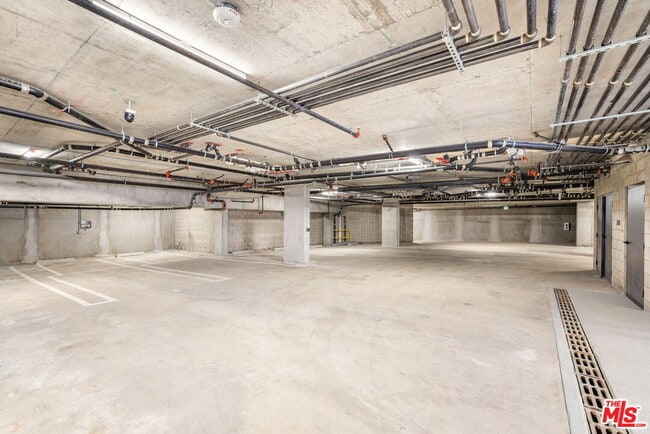 Building Photo - 2361 Fox Hills Dr