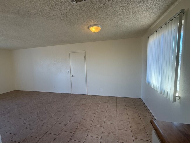 Building Photo - Hesperia Duplex-Spacious 2 Bedrooms, 1 Bat...