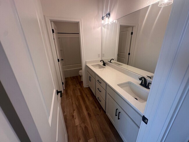 Building Photo - Home For Rent Papillion