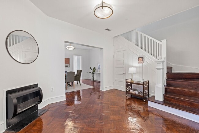 Building Photo - Gorgeous, Spacious 4BR with Updated Kitche...