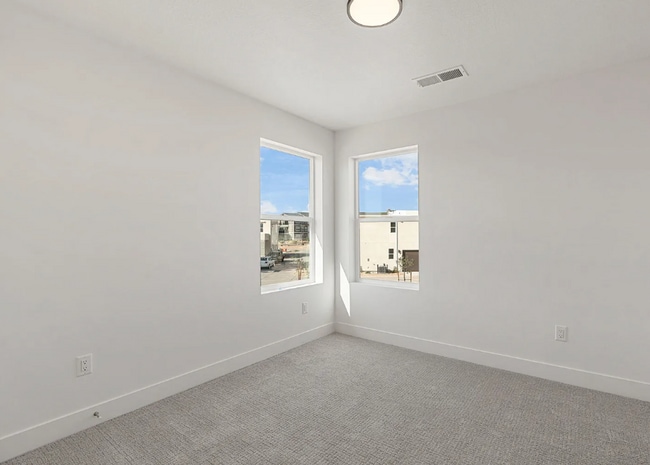 Building Photo - Stunning 3 Bedroom in Beautiful Desert Color Community