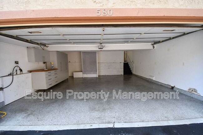 Building Photo - 580 Rosewood Ave