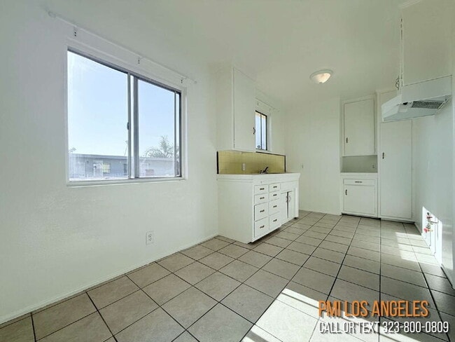 Building Photo - 943 W 68th St