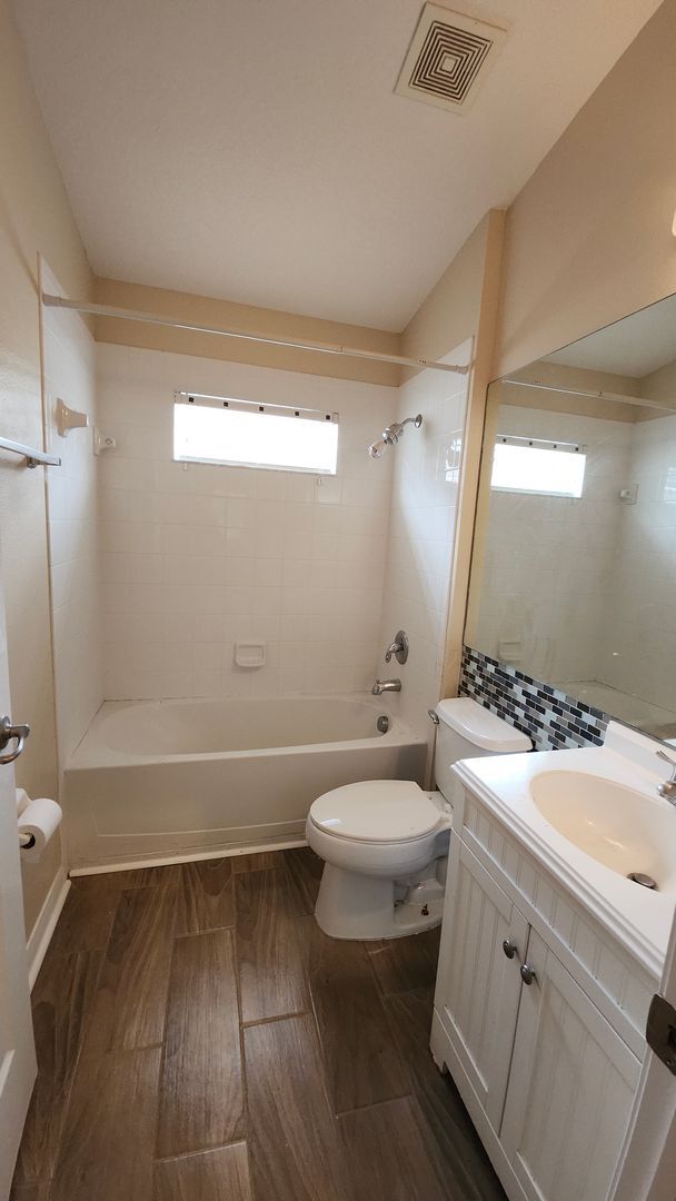 Building Photo - 7955 Carriage Pointe Dr