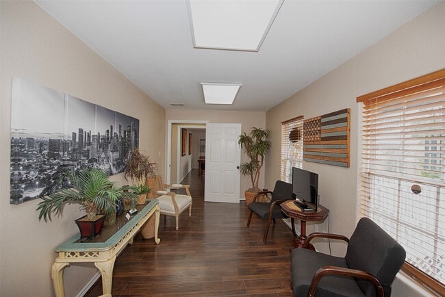 Building Photo - 715 Grand Ave