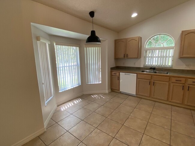 Building Photo - Great 4 Bedroom 3 Bathroom Pool Home in Indian Creek