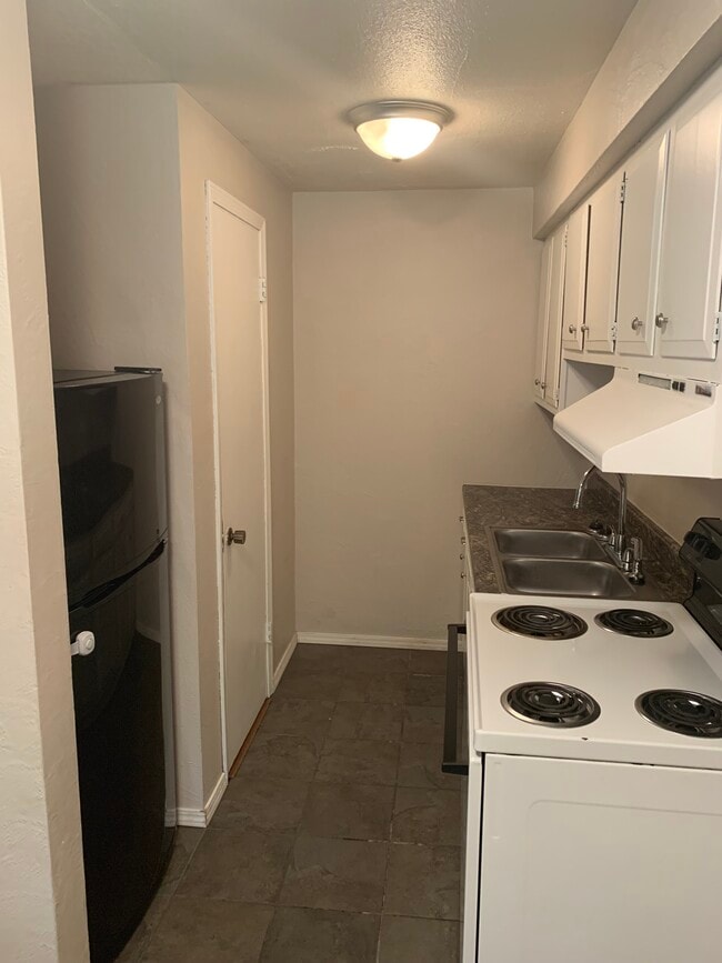 Building Photo - 1112 Hidden Valley Dr