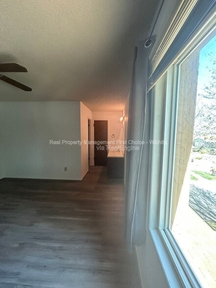 Building Photo - 2405 S Capri St