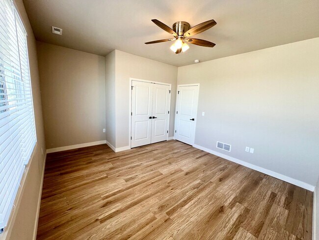Building Photo - Modern Townhome with STUNNING Views in West MHK